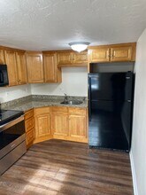 212 Upper County Rd in Dennisport, MA - Foto de edificio - Building Photo