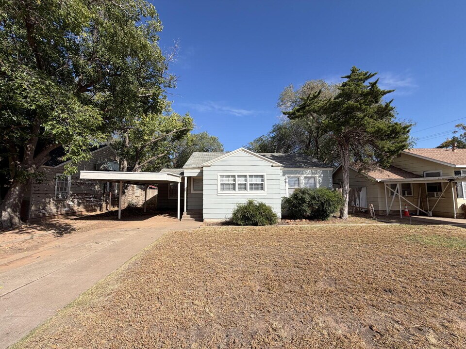 2404 25th St in Lubbock, TX - Building Photo