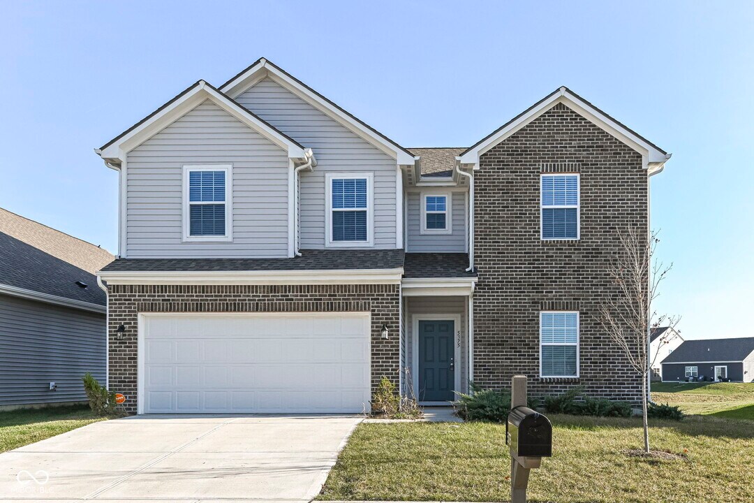 5375 Maywood Dr in Whitestown, IN - Building Photo