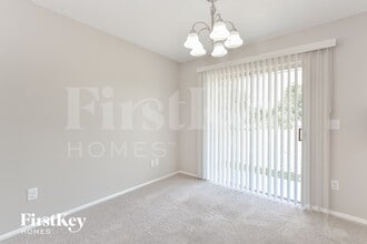 910 Clayton Dr in Deltona, FL - Foto de edificio - Building Photo