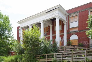 Hillcrest in Pittsburgh, PA - Building Photo