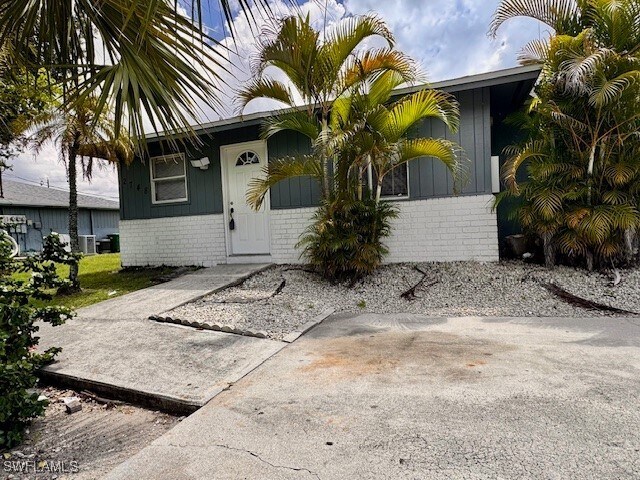 2748 Santa Barbara Blvd in Naples, FL - Foto de edificio