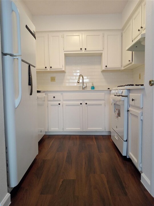 12900 Hymeadow Dr in Austin, TX - Building Photo