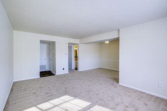 YorkTowne Apartments in Greensboro, NC - Building Photo - Interior Photo