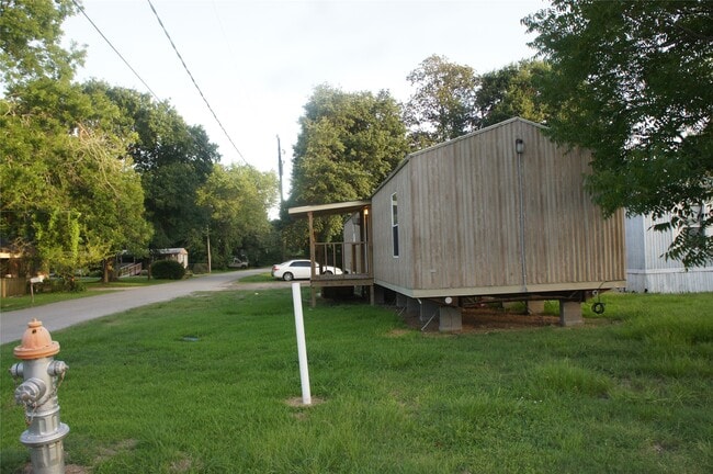 601 Clear Lake Rd in Highlands, TX - Building Photo - Building Photo