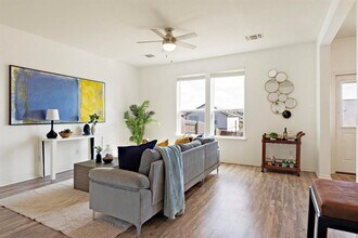 217 Boxwood Dr in Mustang Ridge, TX - Building Photo - Building Photo