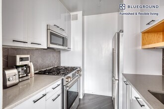 250 E Houston St in New York, NY - Building Photo - Building Photo