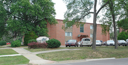 Oakwood Manor Apartments in Topeka, KS - Building Photo - Building Photo