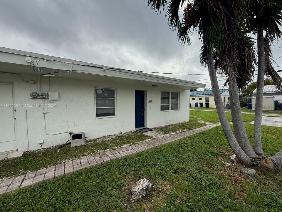 1942 NE 172nd St-Unit -1942 in North Miami Beach, FL - Foto de edificio