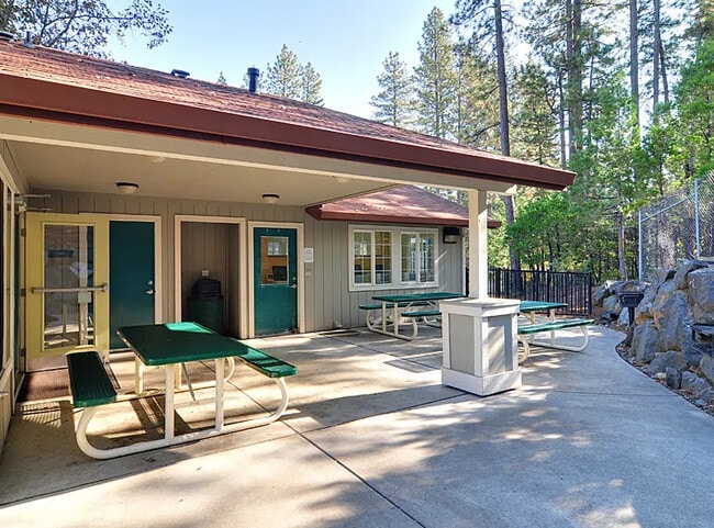 Oak Ridge Apartments in Grass Valley, CA - Foto de edificio - Building Photo