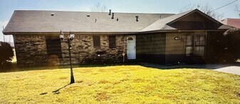 1208 Clark St in Marlin, TX - Building Photo