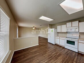 5654 Lovett Oaks in San Antonio, TX - Foto de edificio - Building Photo