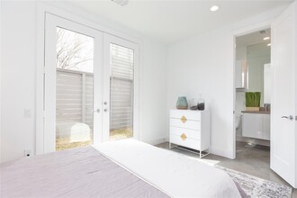 5867 E Post Oak Ln in Houston, TX - Building Photo - Building Photo