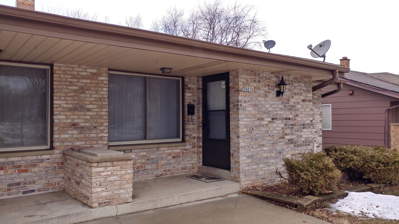 5007 N 106th St in Milwaukee, WI - Building Photo