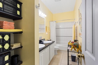 3512 W Leland Ave, Unit Private Suite in Chicago, IL - Foto de edificio - Building Photo