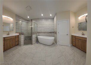 18941 Bay Woods Lake Dr in Ft. Myers, FL - Building Photo - Building Photo