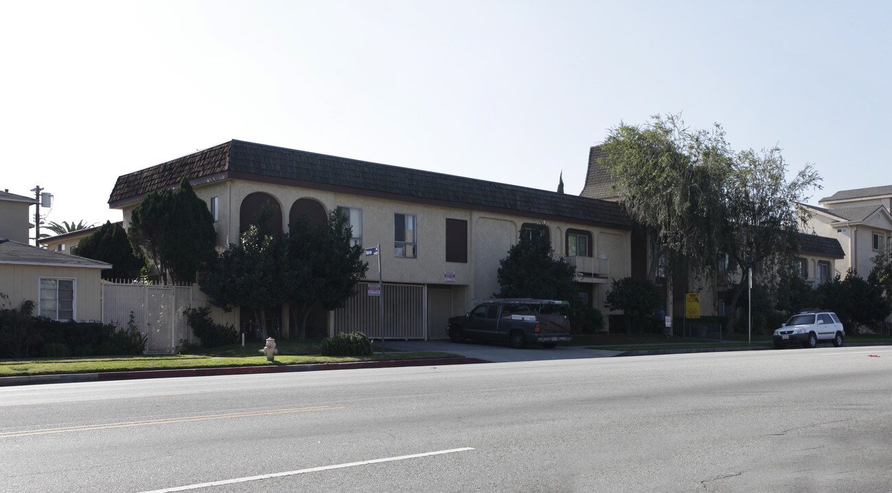 13400 Victory Blvd in Van Nuys, CA - Building Photo