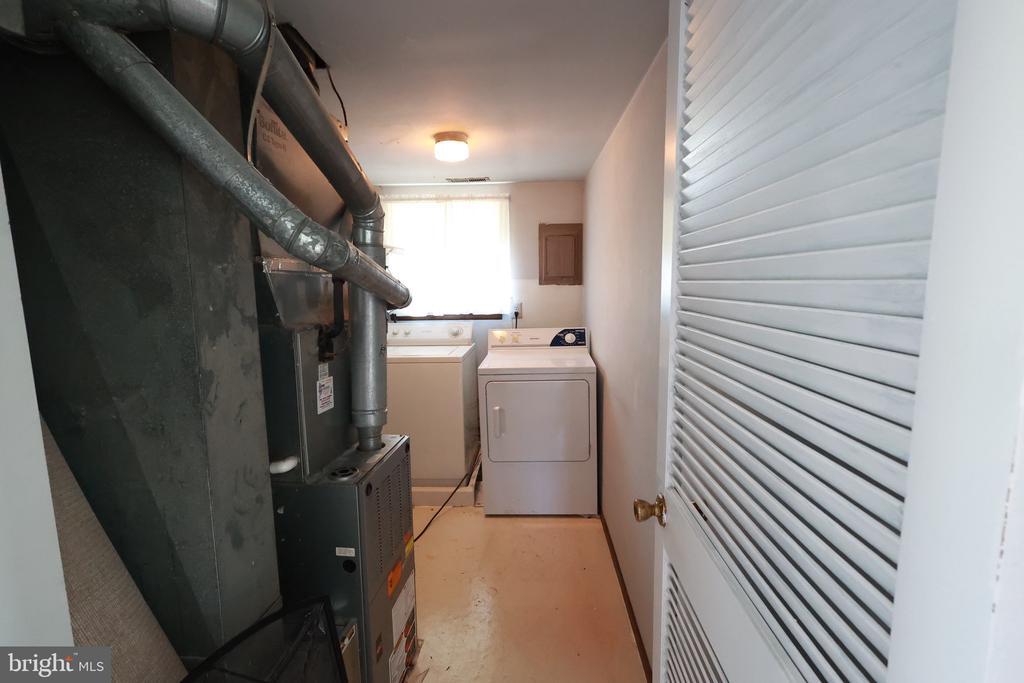 8 Fanelli Ln in Gloucester Township, NJ - Building Photo