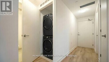 7439 Kingston Rd in Toronto, ON - Building Photo - Building Photo