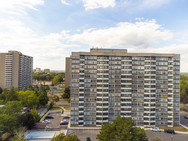 100 Sprucewood Ct in Toronto, ON - Building Photo - Building Photo