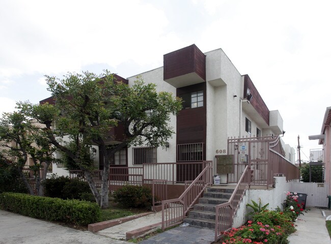 608 N Glenwood Rd in Glendale, CA - Foto de edificio - Building Photo