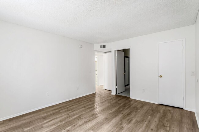 17204 Chatsworth St in Los Angeles, CA - Building Photo - Building Photo