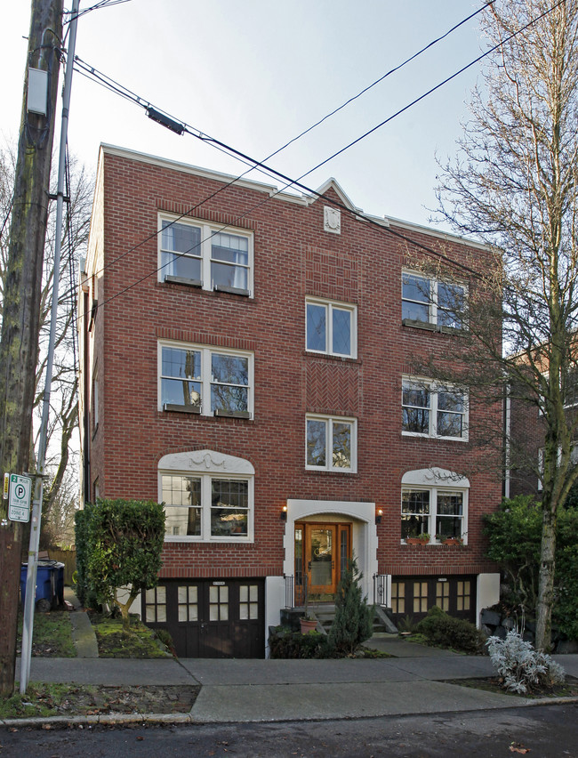 Crest Apartments in Seattle, WA - Building Photo - Building Photo