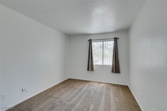 5582 Davies Dr in Las Vegas, NV - Building Photo - Building Photo