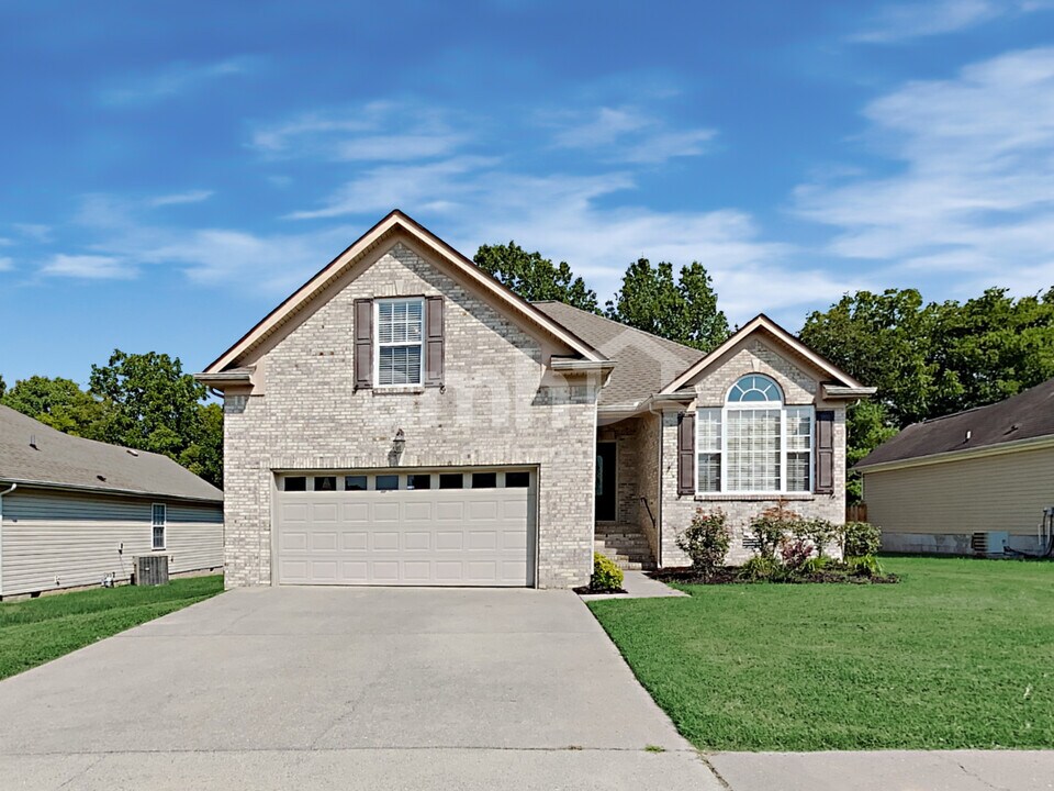 977 Chesire Way in Gallatin, TN - Building Photo