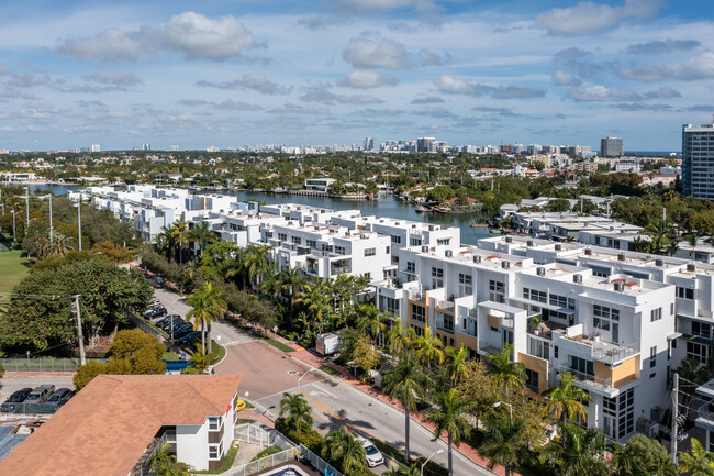 Iris on the Bay in Miami Beach, FL - Building Photo - Building Photo