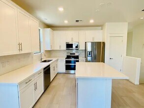 300 N Gila Springs Blvd in Chandler, AZ - Foto de edificio - Building Photo