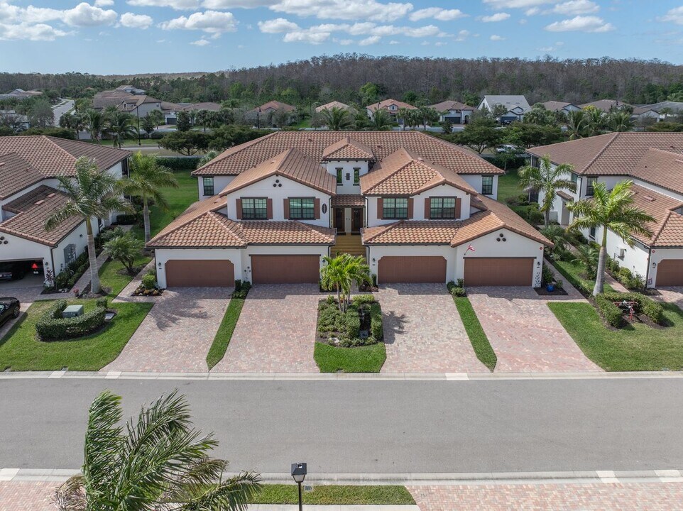 12023 Hawthorn Lake Dr in Ft. Myers, FL - Building Photo