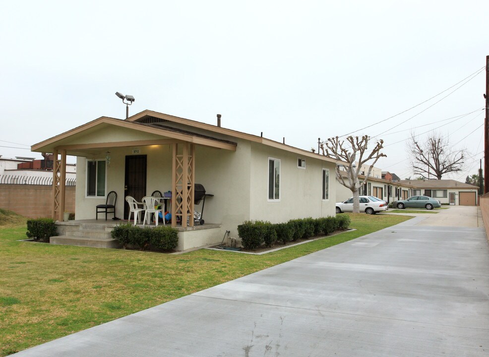 9713 Beach St in Bellflower, CA - Building Photo