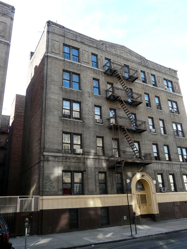 2485 Morris Ave in Bronx, NY - Foto de edificio - Building Photo