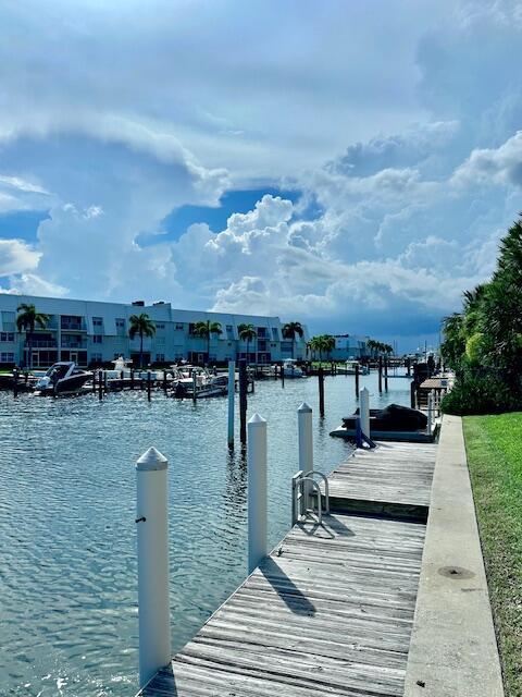 1111 Singer Dr in Riviera Beach, FL - Building Photo - Building Photo