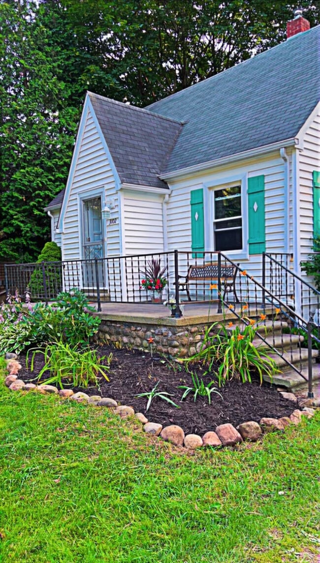 property at 3102 Devondale Rd