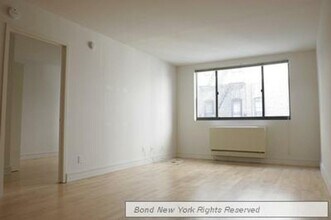 323 W 96th St in New York, NY - Building Photo - Building Photo
