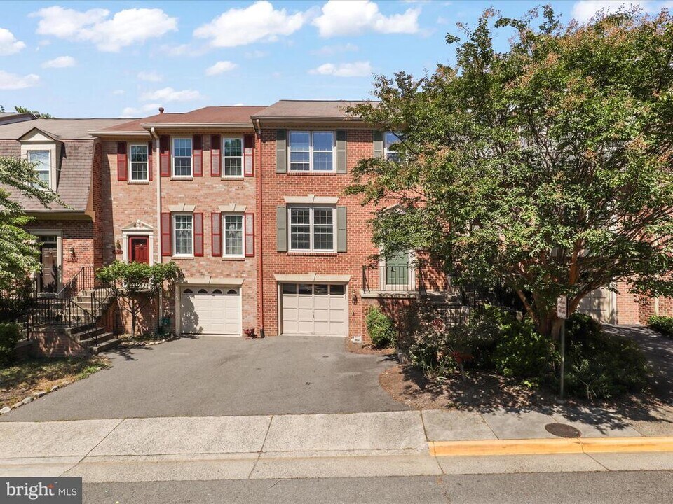 5929 Woodfield Estates Dr in Alexandria, VA - Building Photo