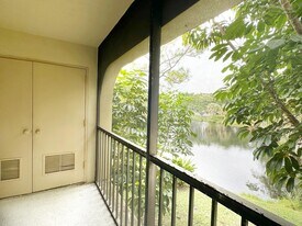 924 SW 9th St Cir in Boca Raton, FL - Building Photo