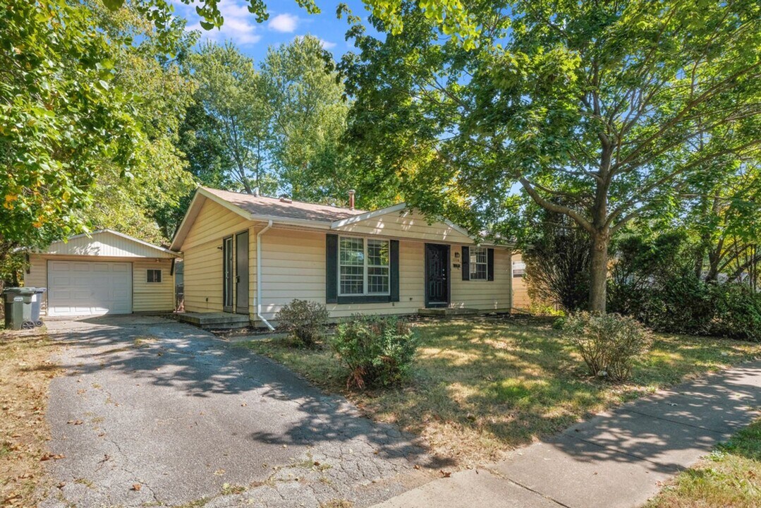 1116 Austin Dr in Urbana, IL - Building Photo