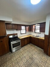 896 Dan St in Akron, OH - Foto de edificio - Building Photo