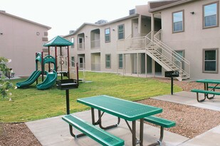 La Jolla Place Apartments in El Paso, TX - Building Photo
