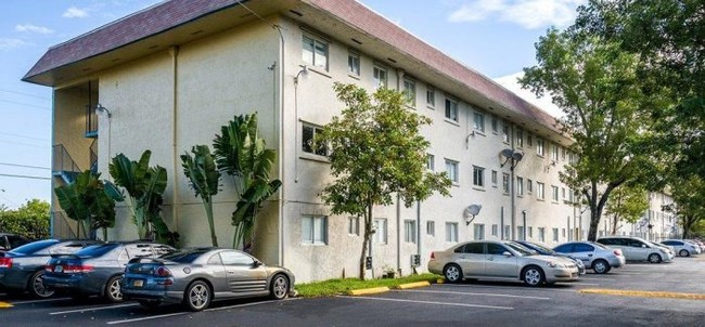 Portales 51 in Opa Locka, FL - Foto de edificio - Building Photo