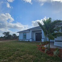 1010 NE 34th Ln in Cape Coral, FL - Building Photo