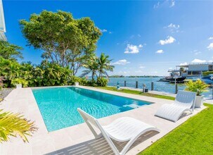 1080 NE Little River Dr in Miami, FL - Building Photo - Building Photo