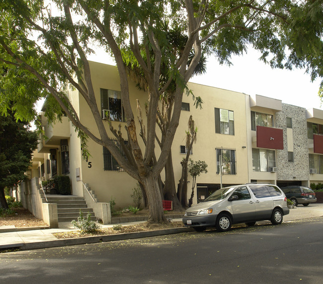 1215 N Fuller Ave in Los Angeles, CA - Building Photo - Building Photo