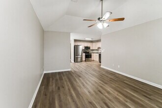 7045 Kings Crown Dr in Memphis, TN - Foto de edificio - Building Photo