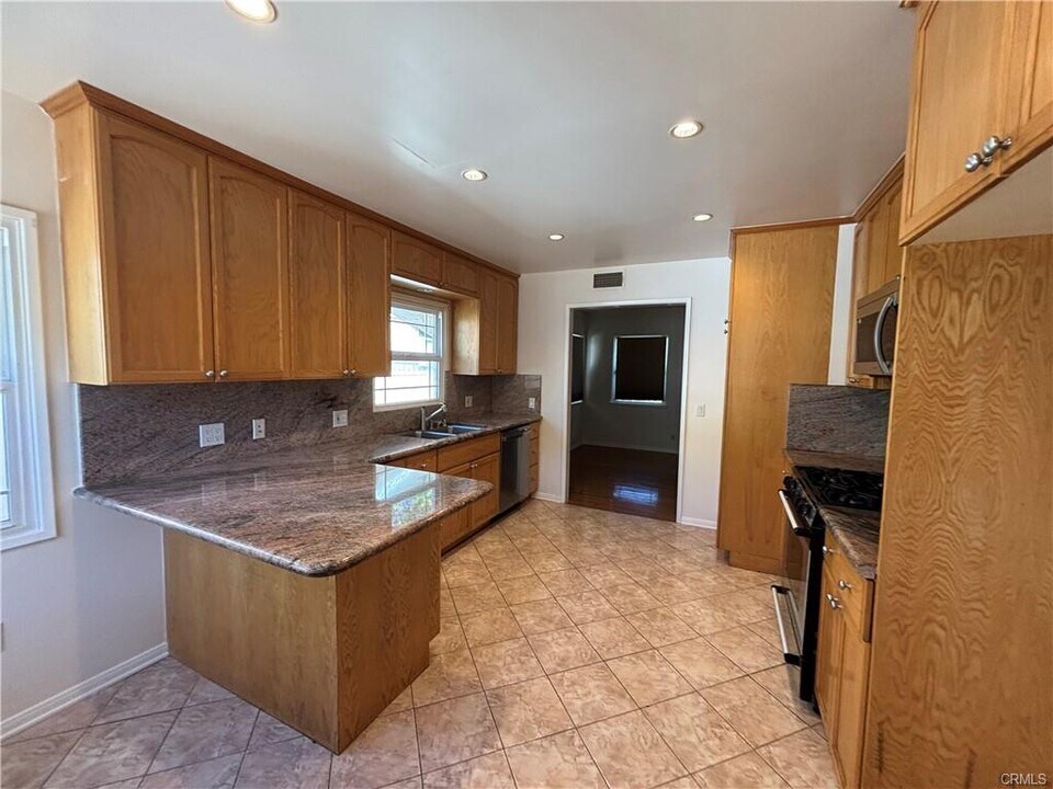 21327 De La Osa St in Los Angeles, CA - Building Photo