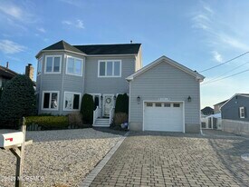 1877 Compass Ct in Toms River, NJ - Building Photo