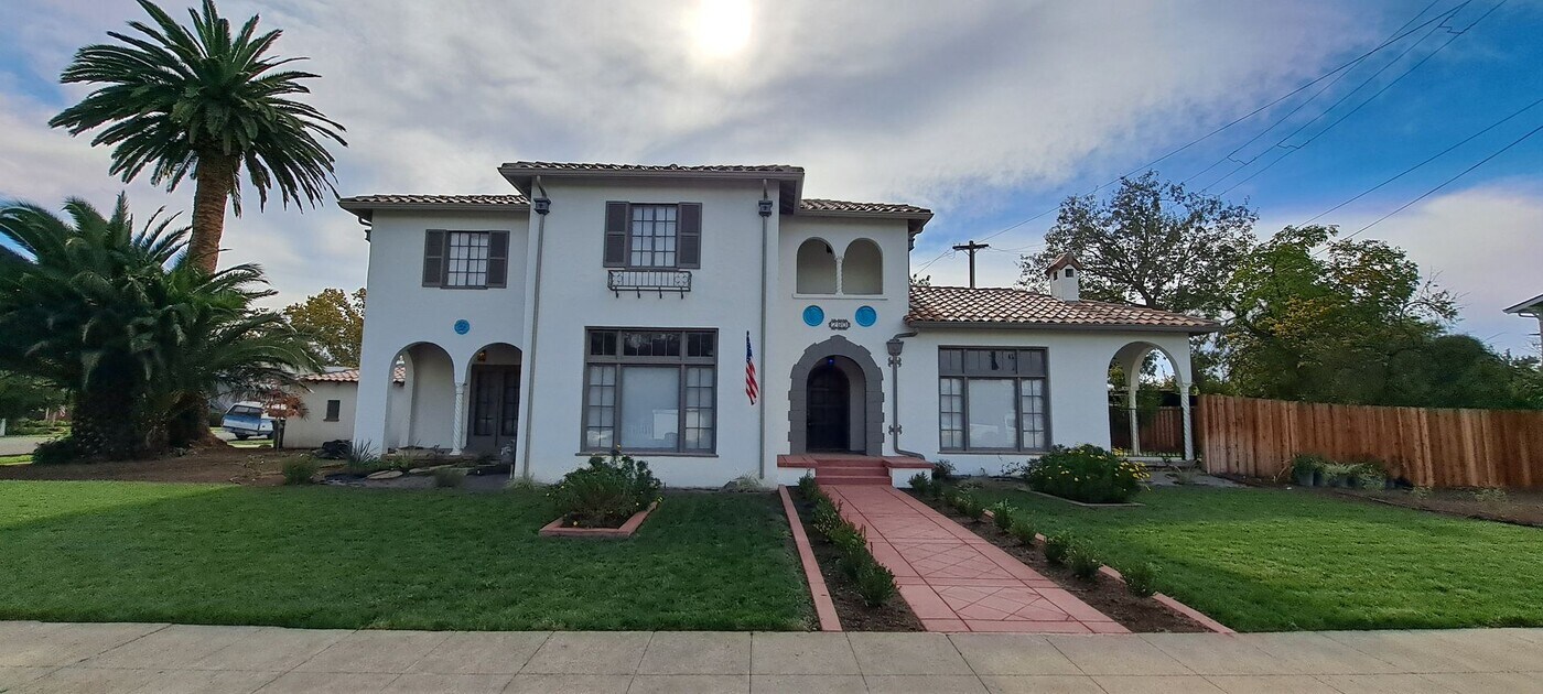 290 E B St in Dixon, CA - Building Photo